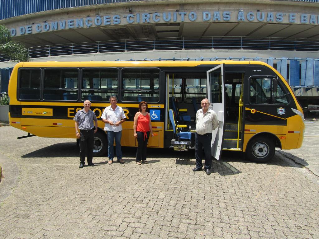 foto de Ônibus escolar com acessibilidade é entregue a Serra Negra