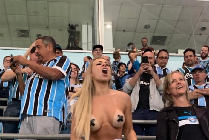 foto de Torcedora do Grêmio faz topless durante jogo e bomba na Web