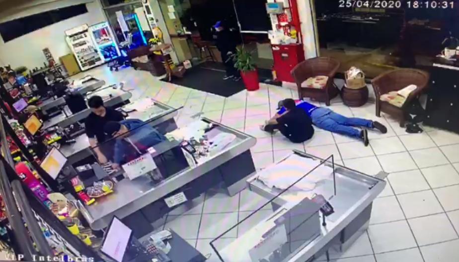 foto de Dois homens assaltam supermercado 