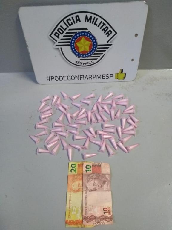 foto de Polícia encontra 77 pinos de cocaína e prende traficante 