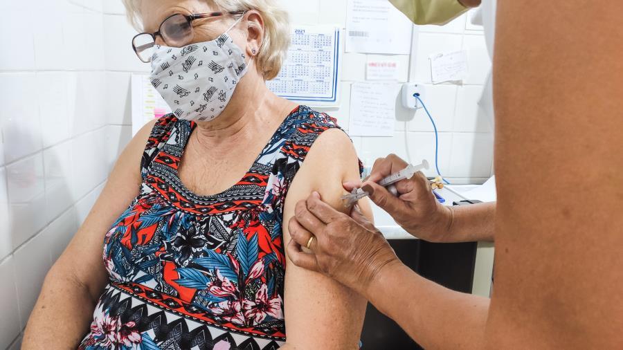 foto de Secretaria de Saúde de Amparo inicia vacinação de idosos de 68 anos
