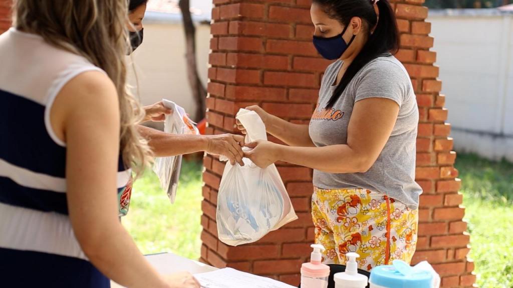 foto de Escolas municipais de Amparo distribuem kits alimentares para famílias de alunos