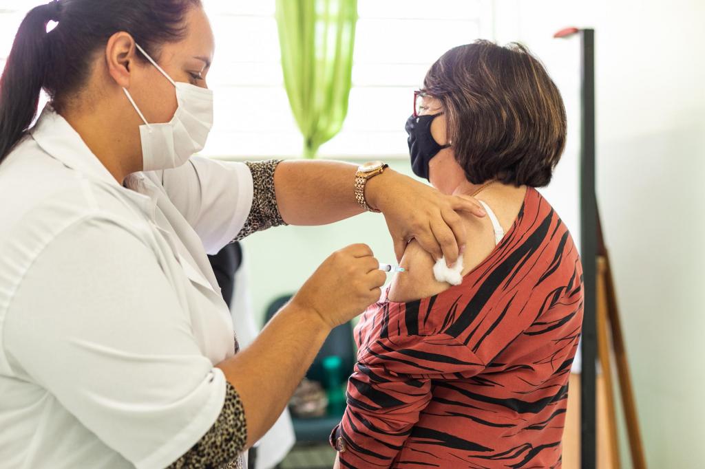 foto de Pessoas de 45 a 49 anos com comorbidades começam a ser vacinadas em Amparo