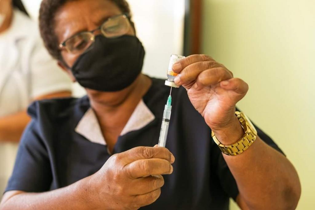 foto de Pessoas acima de 18 anos com comorbidades começam a ser vacinas em Amparo