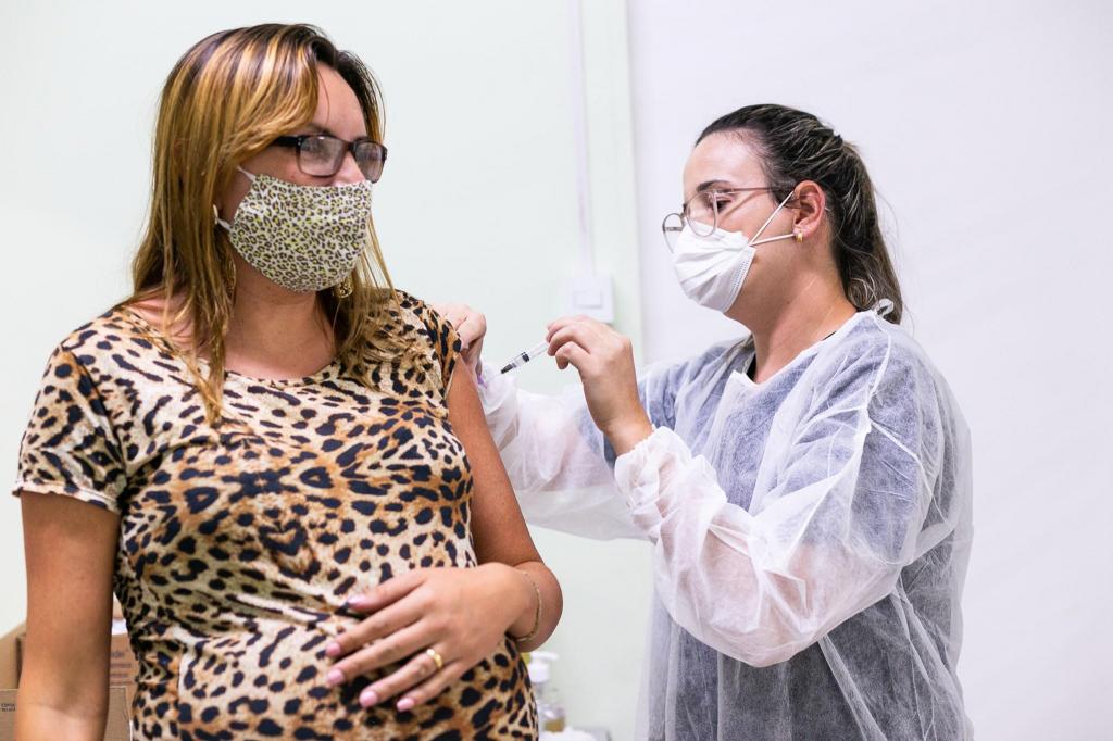 foto de Gravidas e puérperas com comorbidades estão sendo vacinadas em Amparo