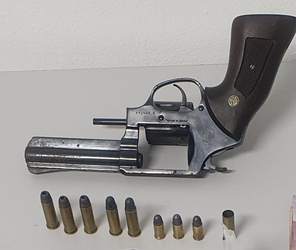 foto de Polícia apreende arma e munições em casa nos Pedrosos