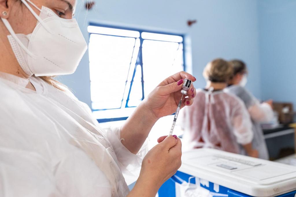 foto de Adolescentes de 15, 16 e 17 anos podem ser vacinados contra Covid-19 em Amparo