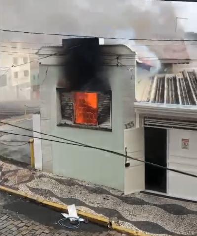 foto de Bombeiros controlam fogo em casa no centro de Amparo