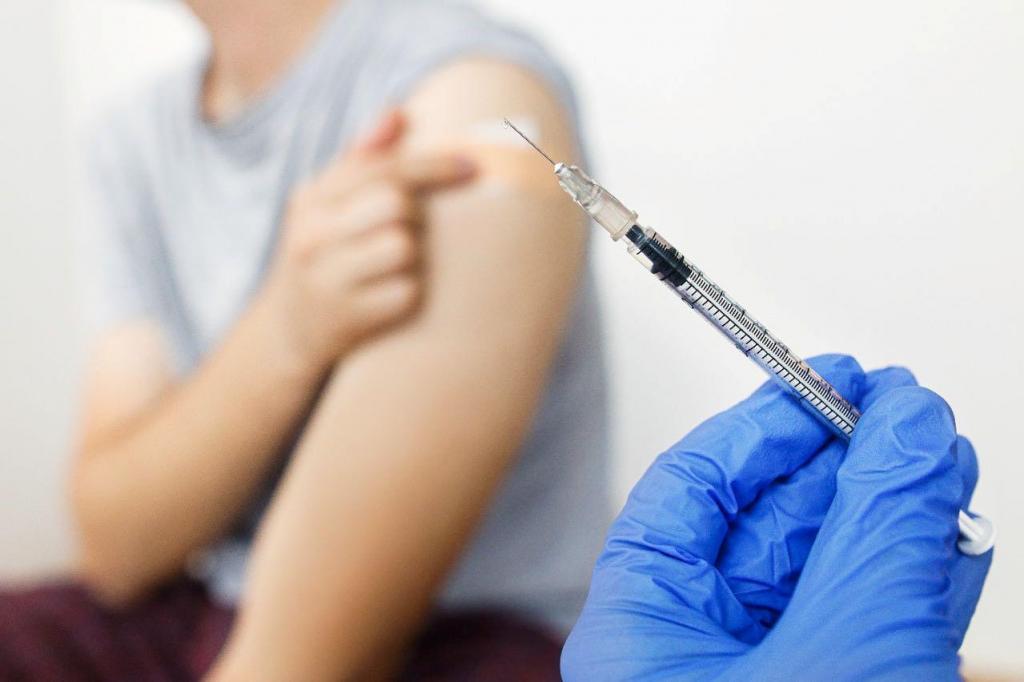 foto de Amparo reduz intervala da dose de reforço da vacina contra a Covid-19 para quatro meses