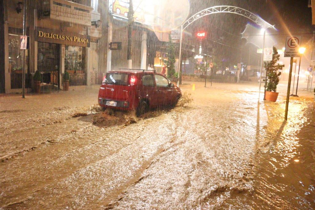 foto de Forte chuva atinge Serra Negra e provoca prejuízos