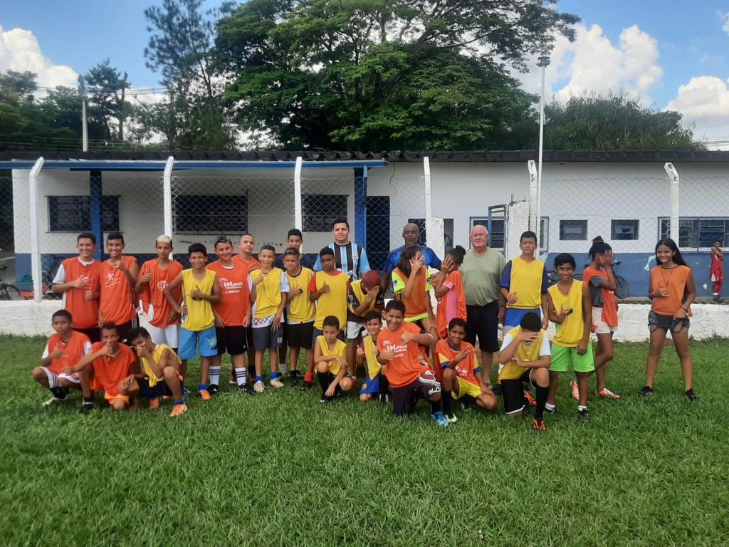 foto de Carlitinho Oliveira encaminhada doações para escolinha de futebol