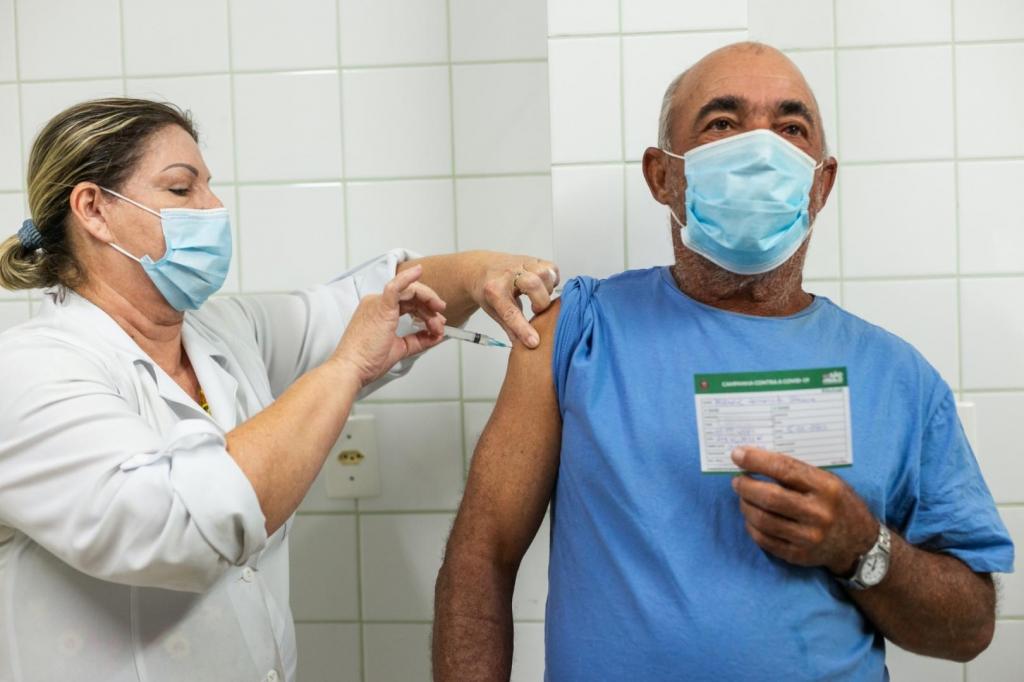 foto de Amparo inicia a vacinação contra a Covid-19 e Influenza para o público acima de 60 anos, neste sábado