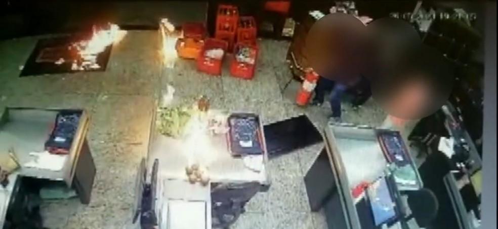foto de Homem ateia fogo em supermercado em Santo Antônio de Posse