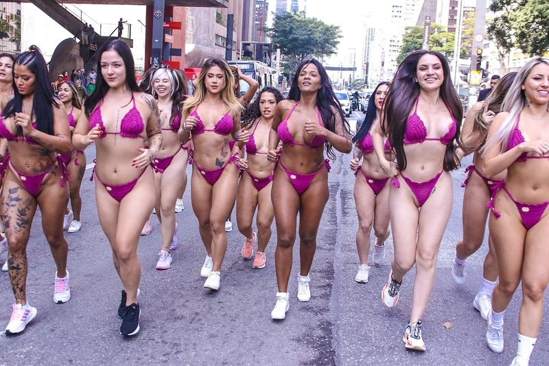 foto de Candidatas ao Miss Bumbum participam de corrida de biquíni na Avenida Paulista na última sexta-feira 
